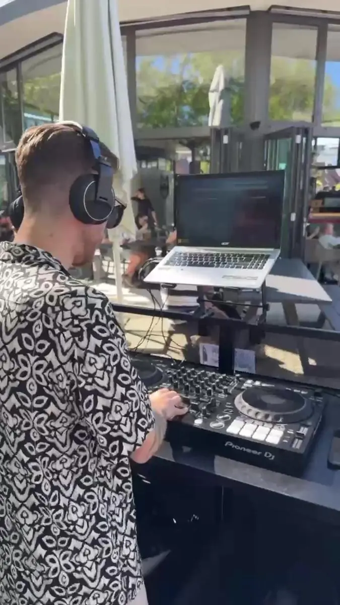 DJ TK Motion beim Auflegen