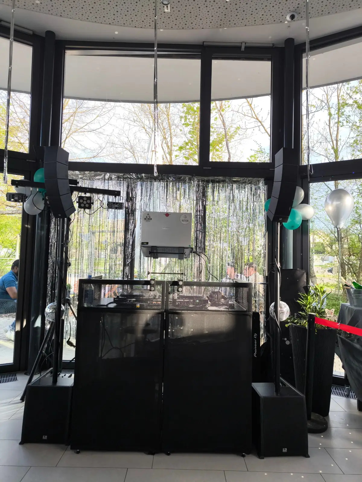 DJ-Setup von TK Motion mit Line-Array-Lautsprechern, Lichtanlage und DJ-Pult
