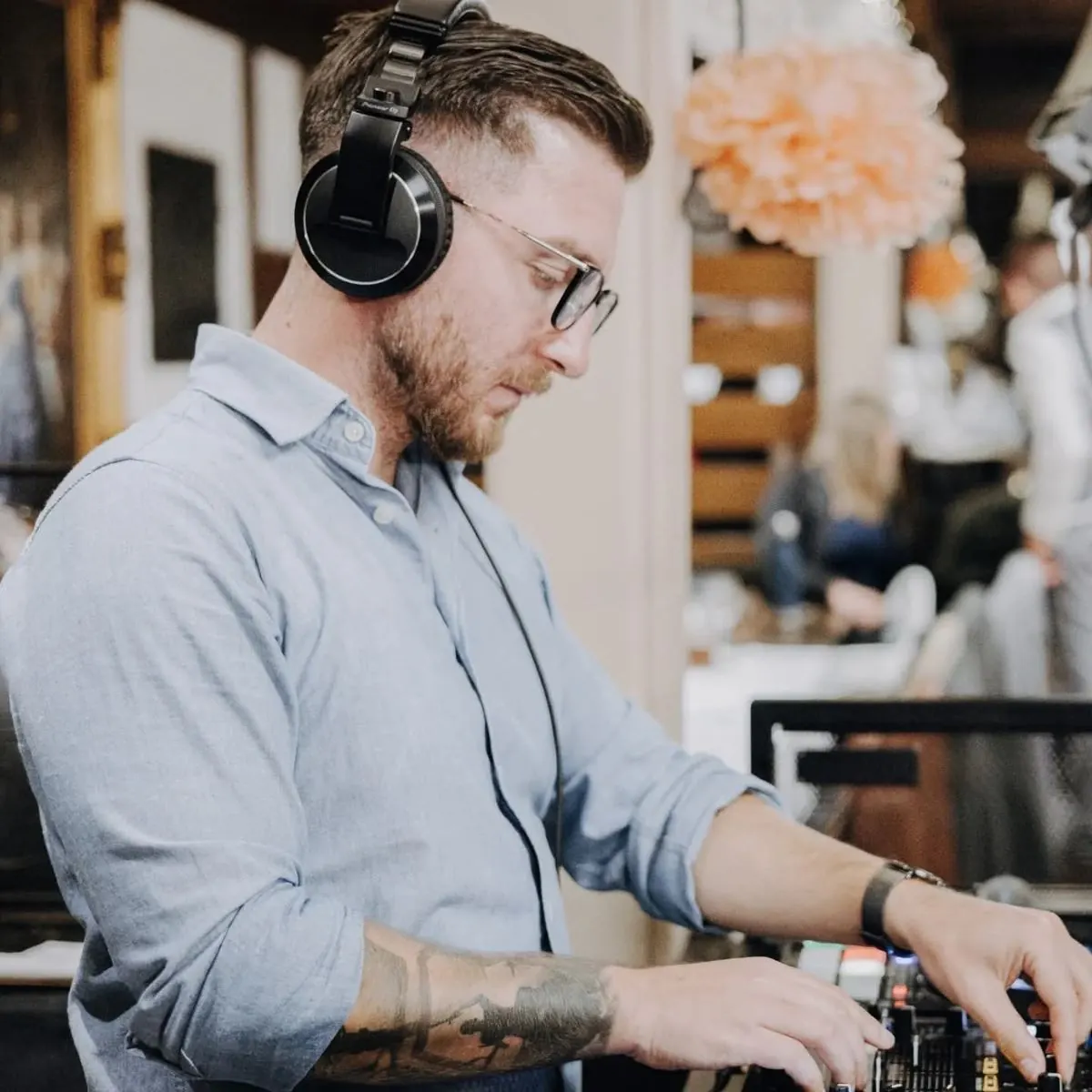 Kevin Lienerth, Gründer von Be-keen Services, als DJ TK Motion mit Kopfhörern am Mischpult