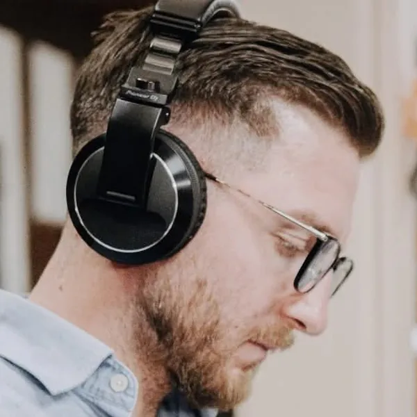 Kevin Lienerth alias DJ TK Motion mit Kopfhörern